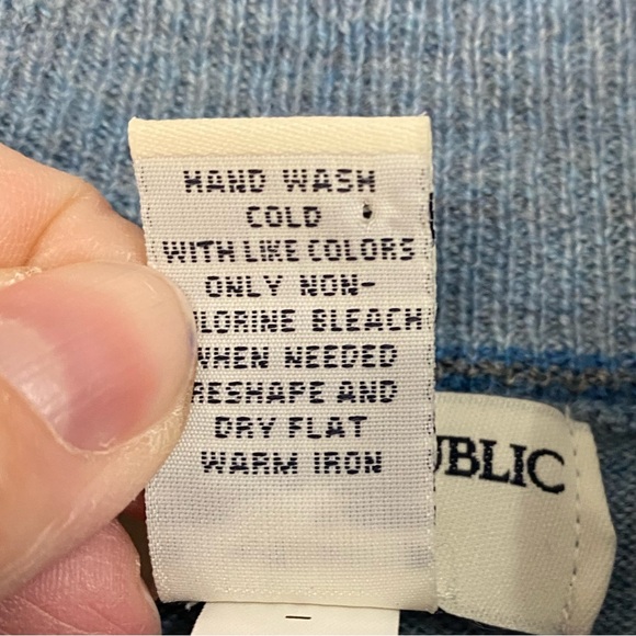 Banana Republic Factory Men’s Sz Medium Light Blue Merino Wool 3 Button Sweater - Picture 7 of 8